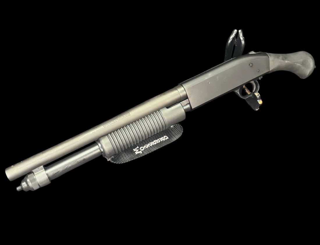MOSSBERG 590 SHOCKWAVE PUMP-ACTION: MOSSBERG 590 SHOCKWAVE PUMP-ACTION. MATTE BLACK FINISH, COMPACT BARREL, BLACK SYNTHETIC BIRDS HEAD GRIP. RIBBED SYNTHETIC FOREARM WITH RETENTION STRAP. BRAND NEW IN FACTORY BOX SERIAL # V2192892. (L10