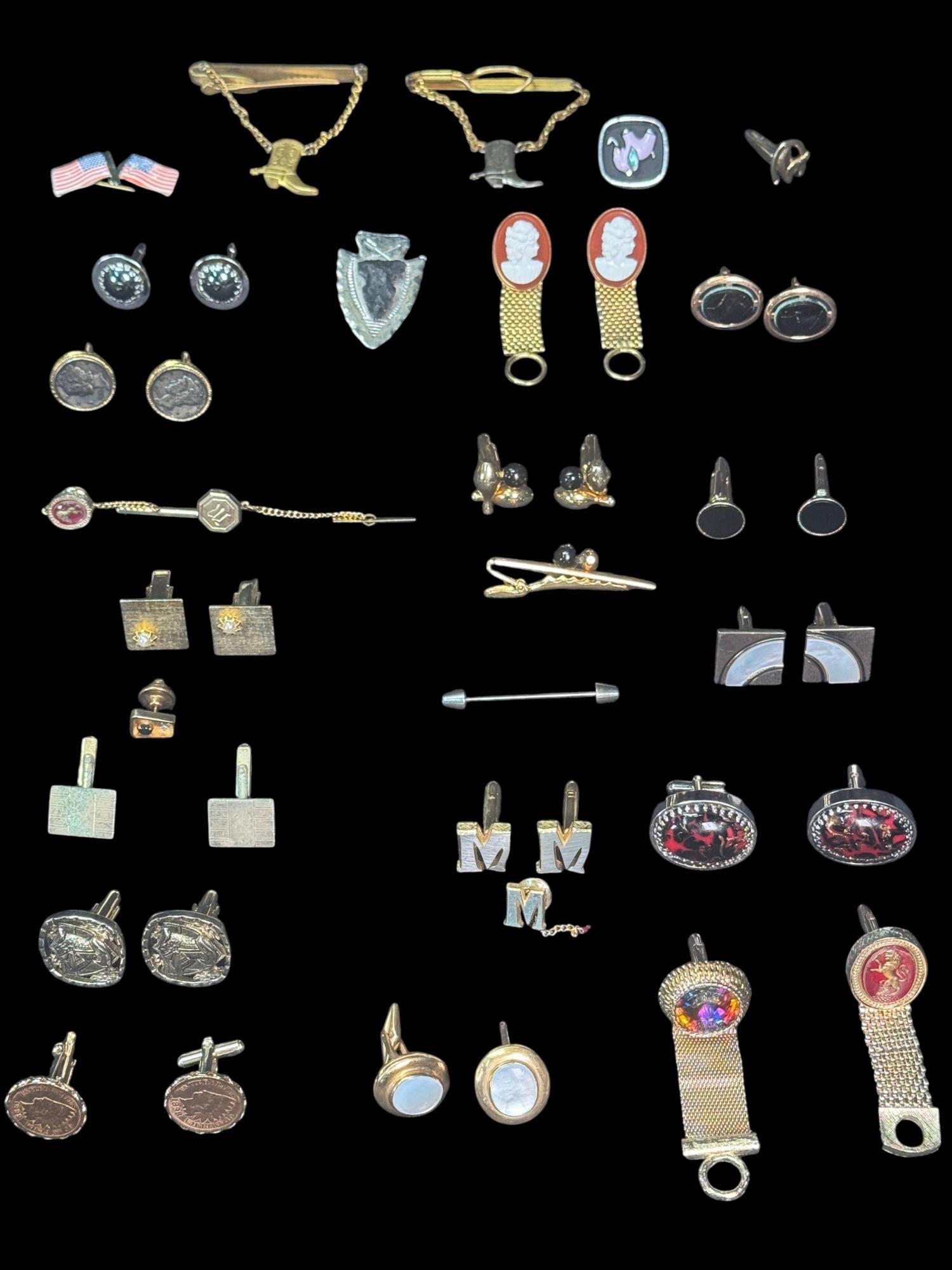 MIXED VINTAGE MEN'S JEWLERY. CUFFLINKS, TIE BARS: MIXED VINTAGE MEN'S JEWLERY. CUFFLINKS, TIE BARS AND CLIPS AND SMALL ACCESSORIES.