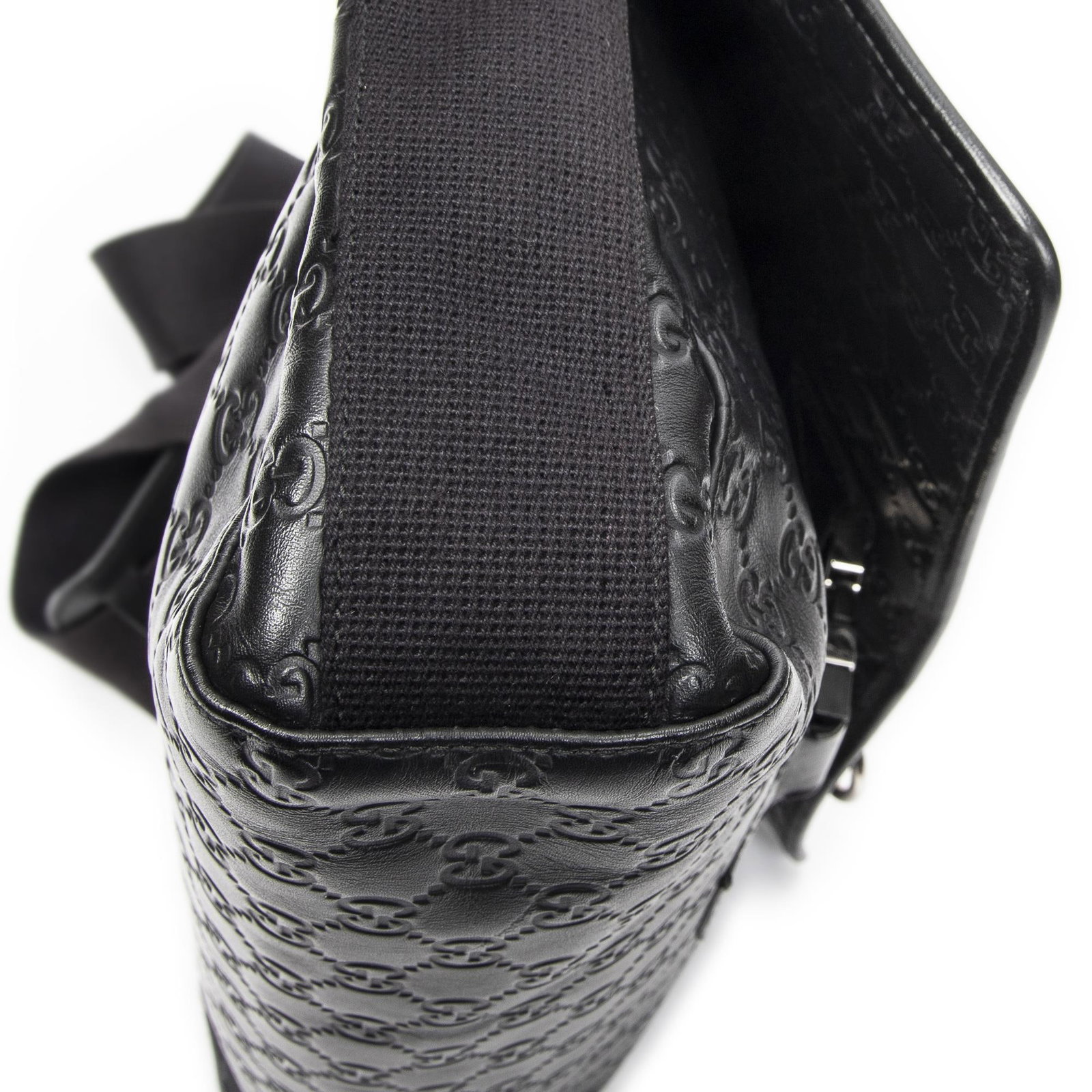 Gucci Rubber Effect Web Medium Messenger Sho - 4