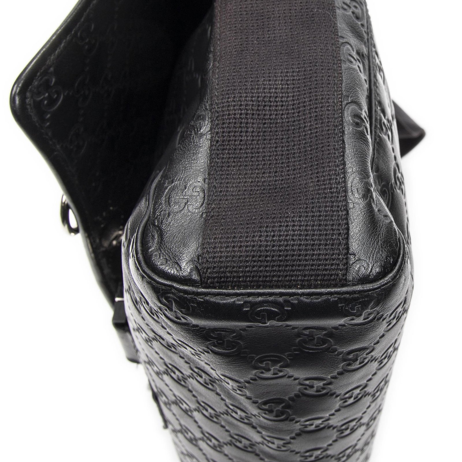 Gucci Rubber Effect Web Medium Messenger Sho - 5