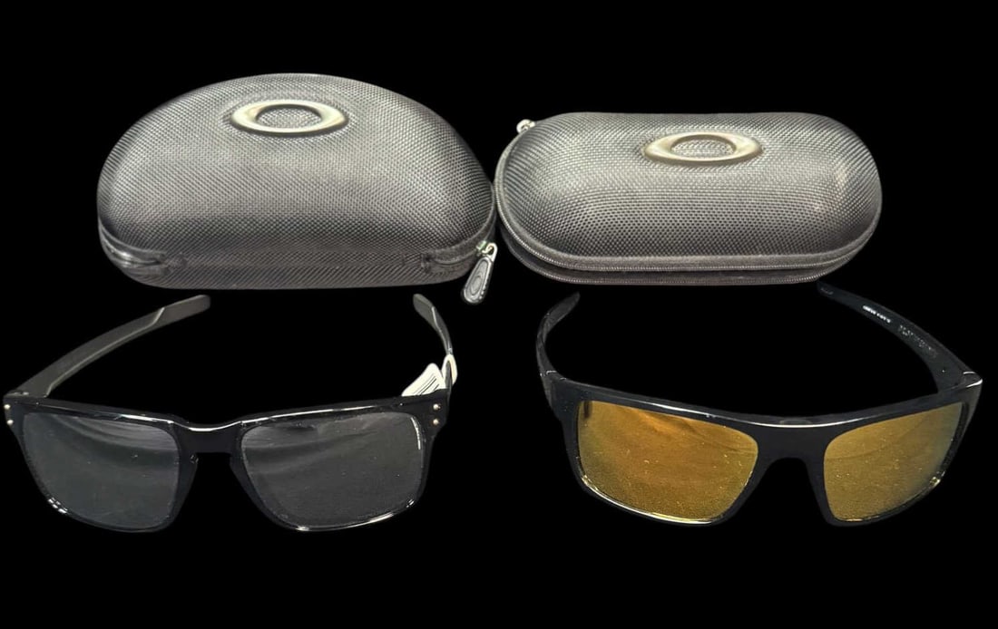 TWO PAIRS OF OAKLY SUNGLASSES: TWO PAIRS OF OAKLY SUNGLASSES. ONE PAIR IS BRAND NEW WITH STICKER ON THE ARM. BOTH HAVE CASES.