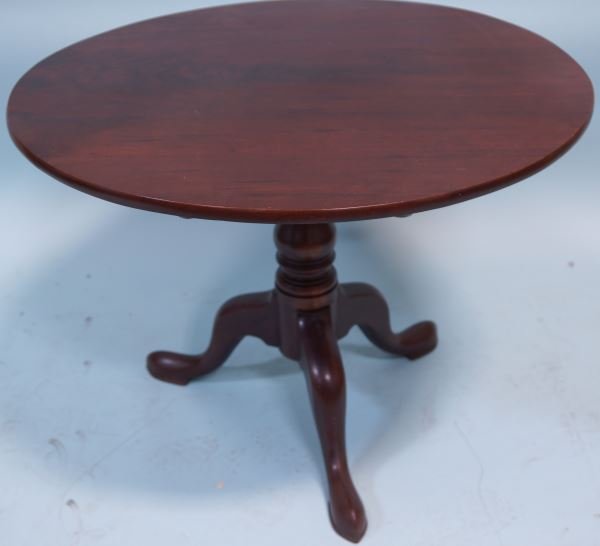 18th C. CHIPPENDALE TILT TOP TABLE, CIRCA 1790: 18th CENTURY CHIPPENDALE MAHOGANY TILT TOP TABLE WITH A ROUND TOP ABOVE A BIRD CAGE, RING AND VASE SHAPED TURNED COLUMN ON THREE CABRIOLE LEGS ENDING IN SNAKE FEET. CIRCA 1790. PROVENANCE: FROM THE FU