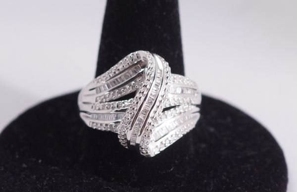 1 CT. DIAMOND DINNER RING: 1 CT. DIAMOND DINNER RING.