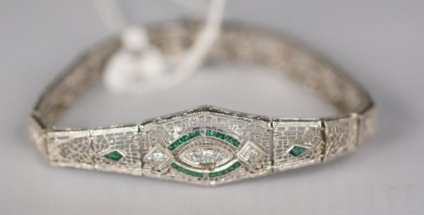ANTIQUE ART DECO DIAMOND & EMERALD BRACELET: A STAMPED "14KT" WHITE GOLD ANTIQUE DIAMOND & EMERALD BRACELET. THE 5 ROUND BRILLIANT CUT DIAMONDS TOTAL APPROX. 0.25 CTS. THE 22 NATURAL EMERALDS TOTAL APPROX. 0.30 CTS. THIS ART DECO BRACELET WAS MA
