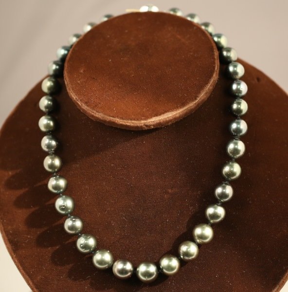 TAHITIAN CULTURED PEARL NECKLACE WITH 14KT CLASP: TAHITIAN CULTURED PEARL NECKLACE WITH 14KT WHITE GOLD CLASP.