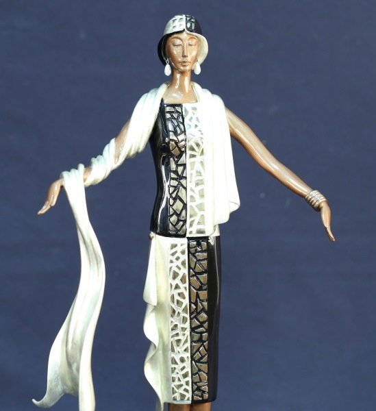 ERTE "ON THE AVENUE" BRONZE SCULPTURE #353/375: ERTE "ON THE AVENUE" BRONZE SCULPTURE, EDITION NUMBER 353/375. WITH PAPERWORK. Height: 21 in. by Width: 10 in. by Depth: 8 in.