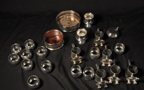 MIXED LOT OF SILVERPLATED NAPKIN RINGS: MIXED LOT OF SILVERPLATED NAPKIN RINGS. Height: 1.5 in. by Width: 5.5