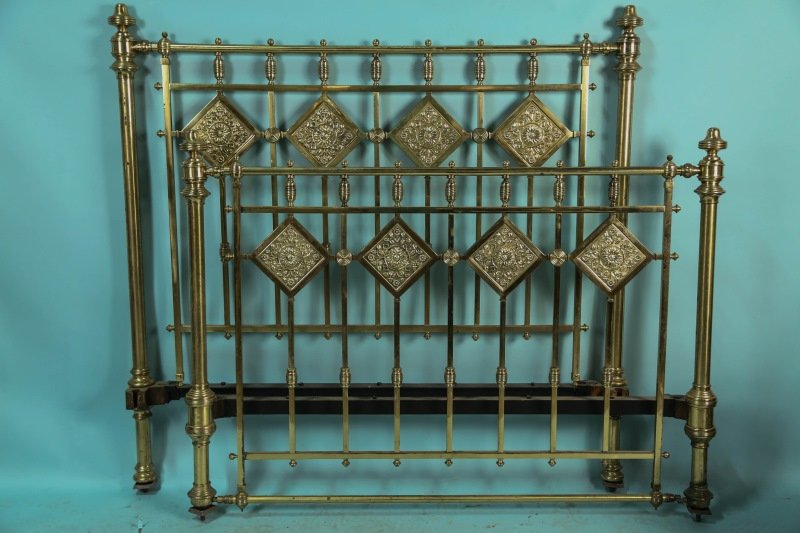 VINTAGE QUEEN SIZE BRASS BED: VINTAGE QUEEN SIZE BRASS BED WITH BEAUTIFUL DETAILED TURNING AND FLOWER PANELS. Height: 59 in. by Width: 61 in.