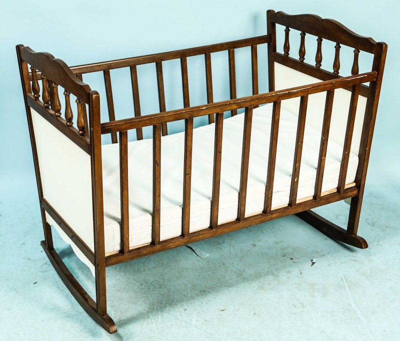 VINTAGE CRIB: VINTAGE CRIB. Height: 34 in. by Width: 42 in. by Depth: 26 in.