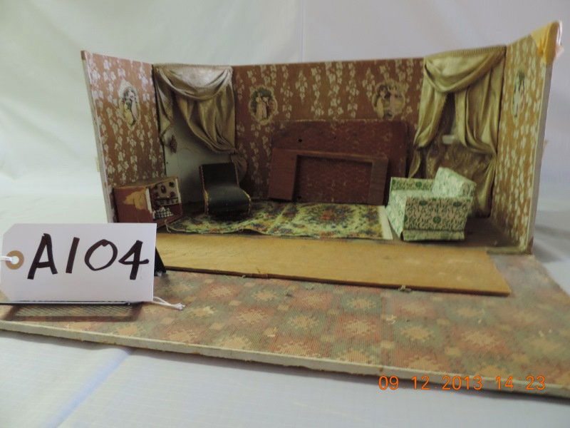 Diorama “Living Room” with furnishings: Diorama “Living Room” with furnishings. needs repair. a104