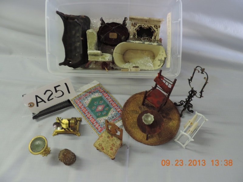 Mixed lot of the Tudor Doll house furniture: Mixed lot of the Tudor Doll house furniture a251