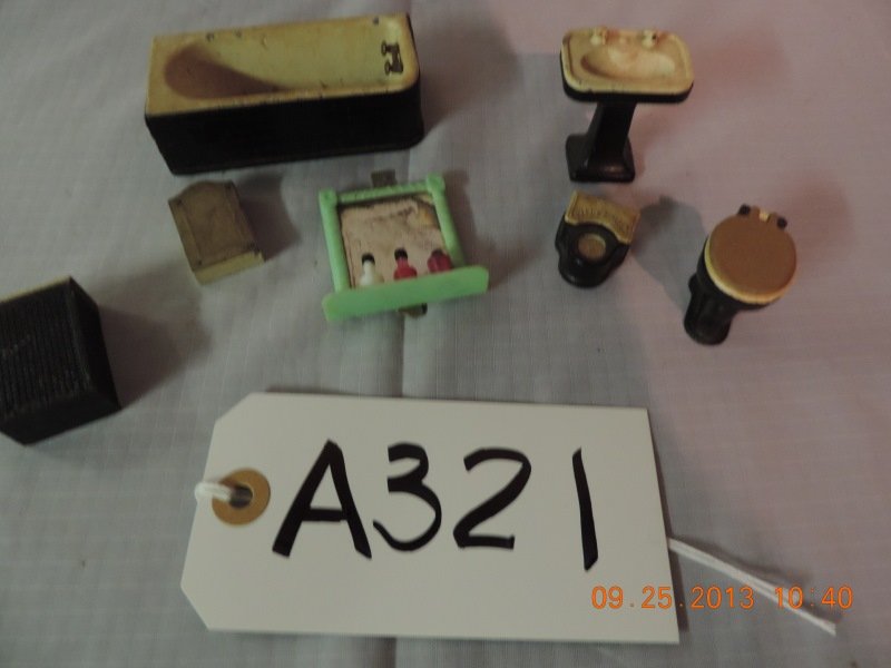 Mixed lot of metal bathroom doll furniture: Mixed lot of metal bathroom doll furniture: Tub 3 1/4”, pedestal sink, hamper, medicine chest, plastic bottles with mirror, toilet with lift up lid and seat.