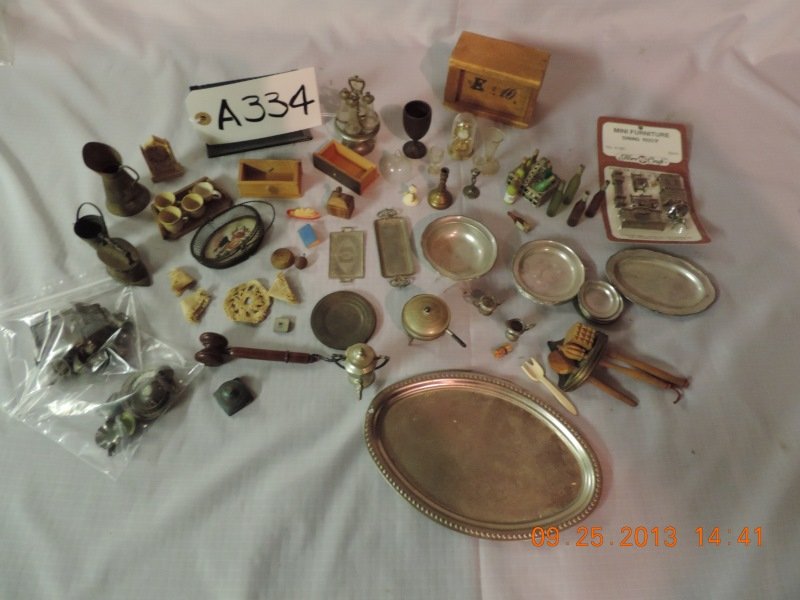 Mixed lot of miniature dinnerware pieces: Mixed lot of miniature dinnerware pieces a334