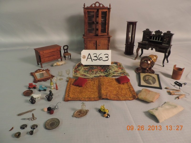 Mixed lot of doll house furniture: Mixed lot of doll house furniture.China cabinet, secretary, small curio cabinet, bucket, printed rug, kitchen utensils, copper bass, for oil light, glass water pitcher, knife, scissors, 2 balls of yar