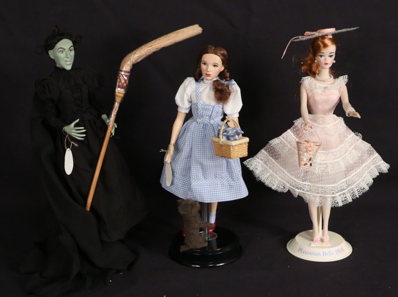 LOT OF TWO VINTAGE WIZARD OF OZ DOLLS & PLANTATION: LOT OF TWO VINTAGE WIZARD OF OZ PORCELAIN DOLL & PLANTATION BELLE 1964. ORIGINAL CLOTHES. Height: 17 in. by Width: 10 in. by Depth: 5 in.