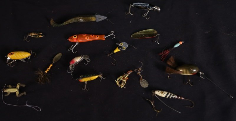 MIXED LOT OF 15 FISHING LURES: MIXED LOT OF 15 FISHING LURES