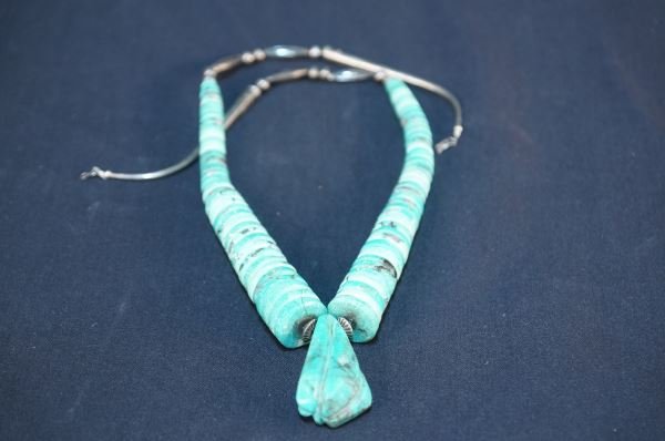 NATIVE AMERICAN TURQUOISE NECKLACE: NATIVE AMERICAN TURQUOISE NECKLACE.
