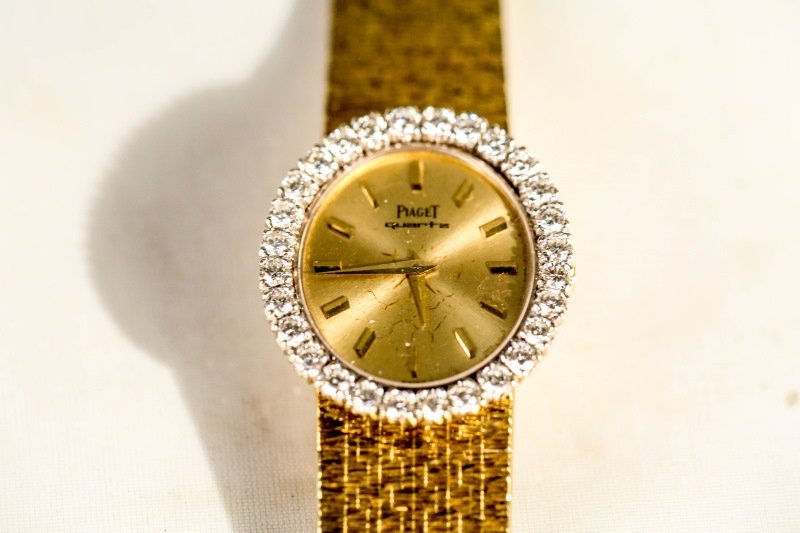18 KT YELLOW GOLD & DIAMOND PIAGET WRISTWATCH: 18 KT YELLOW GOLD & DIAMOND PIAGET WRISTWATCH. 28 BRILLIANT ROUND CUT 2.0CTS DIAMONDS TOTAL OVER 2.0 CT., F=COLOR, VS=CLARITY. THE DIAMONDS ARE ORIGINAL TO THE WATCH AND ARE SET IN 4 PRONG SETTINGS IN