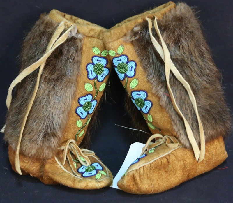 PAIR OF NATIVE AMERICAN INDIAN ALASKAN MUKLUKS: PAIR OF NATIVE AMERICAN INDIAN ALASKAN MUKLUKS.