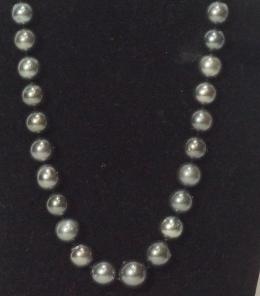 GRADUATED CULTURED TAHITIAN PEARL NECKLACE: 14 KT WHITE GOLD CLASP SINGLE STRAND GRADUATED CULTURED TAHITIAN PEARL NECKLACE.