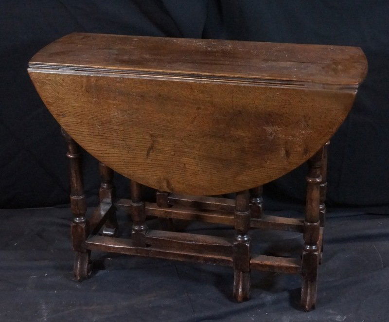 18th CENTURY ENGLISH OAK DROP LEAF GATELEG TABLE (1 of 3)