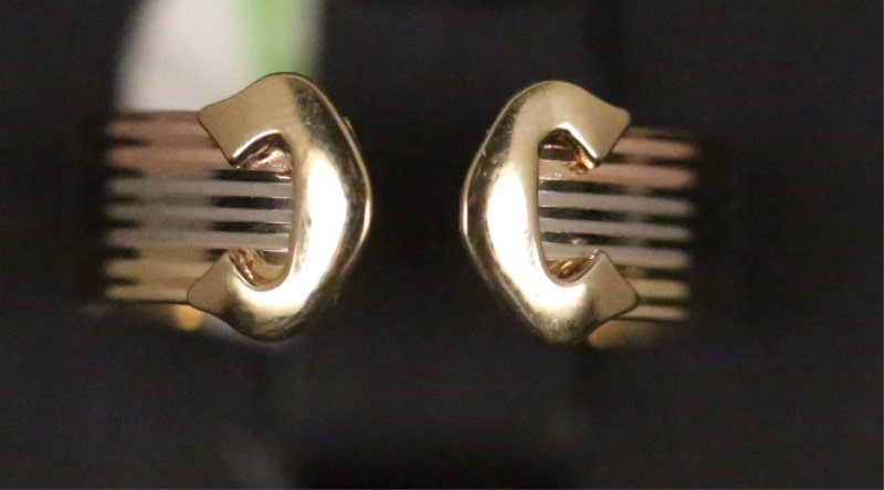 A STAMPED "18 KT" TRI-COLOR GOLD RING (1 of 2)