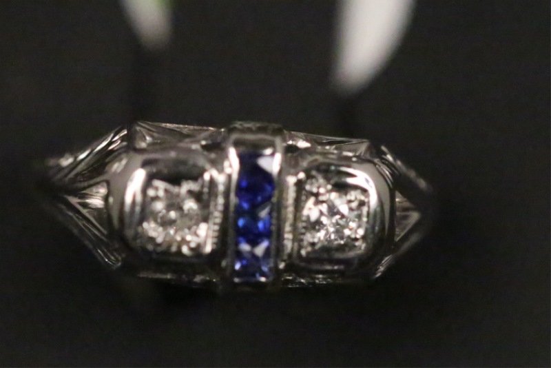 "18 KT" GOLD  DIAMOND AND NATURAL SAPPHIRE RING (1 of 2)