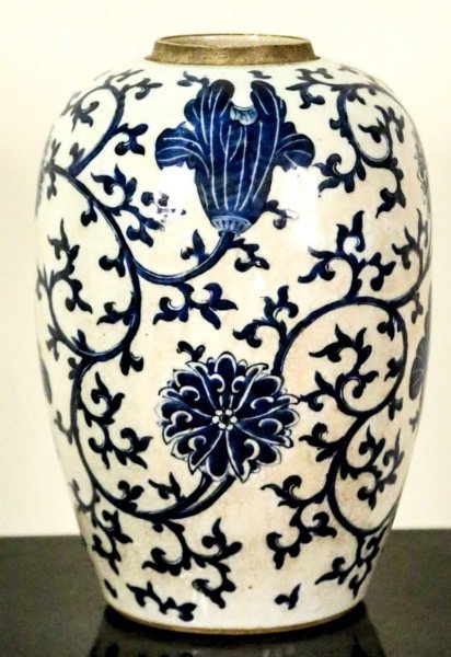 AN EARLY CHIEN LUNG DYNASTY BLUE AND WHITE JAR (1 of 3)