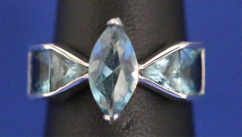 "925" SILVER RING WITH +5.0 CTS. OF BLUE STONES: A STAMPED "925" SILVER RING WITH OVER 5.0 CTS. OF BLUE STONES. SIZE 8.