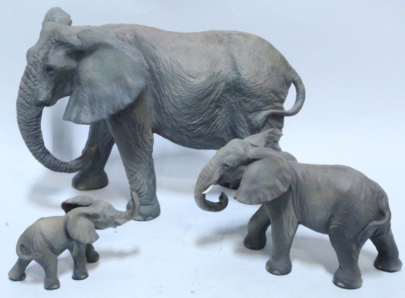 SET OF THREE ROWLAND WARD ELEPHANT FIGURINES (1 of 3)