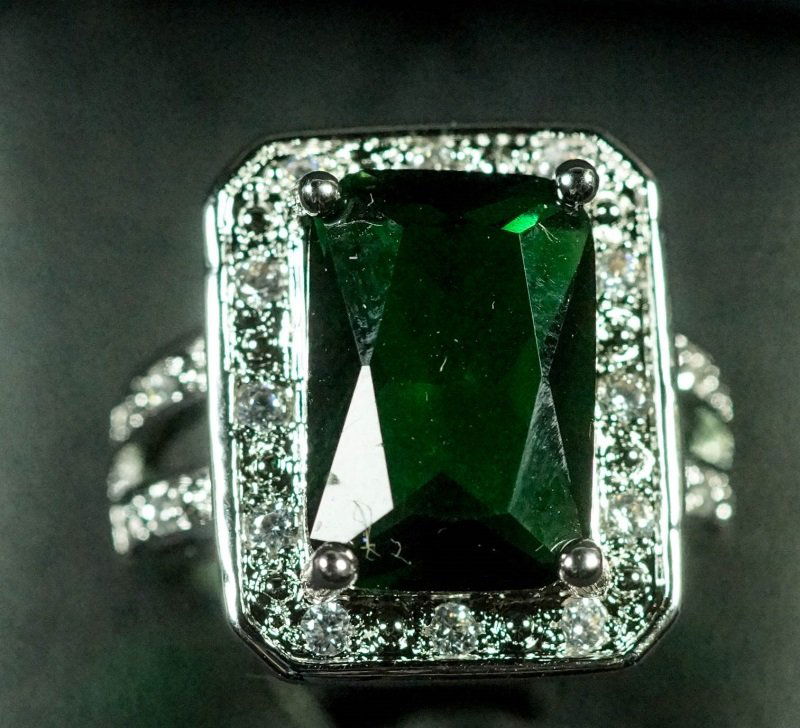 6 CT.  EMERALD DINNER RING (1 of 3)