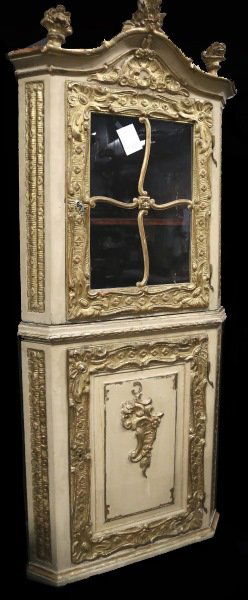 18th CENTURY ITALIAN/AUSTRIAN CORNER CABINET (1 of 4)