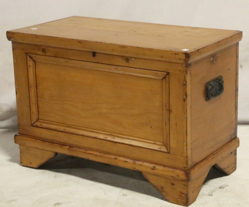 ANTIQUE FAYETTEVILLE MADE PINE TRUNK. (1 of 4)