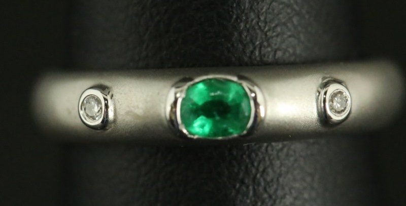 "585 14KT" WHITE GOLD DIAMOND AND EMERALD RING (1 of 2)