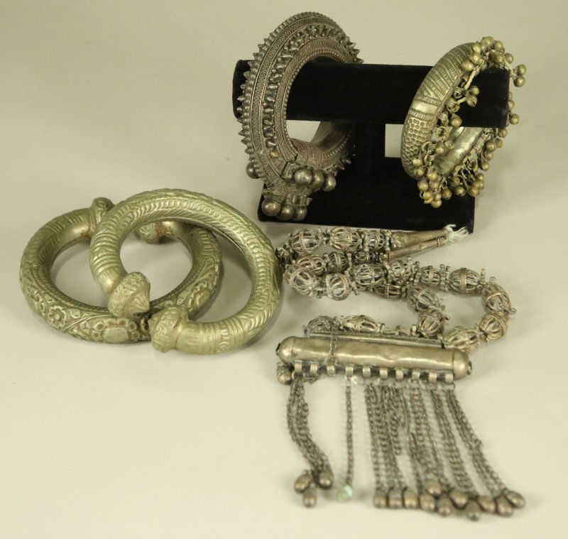 BOX LOT OF FIVE TRIBAL JEWELRY PIECES (1 of 4)