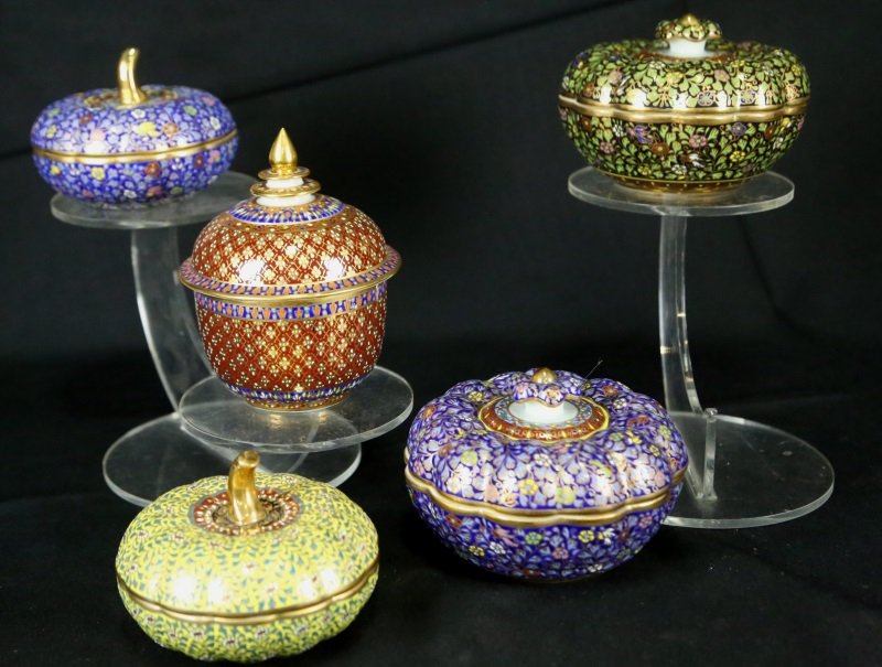 LOT OF FIVE CHINESE PORCELAIN BOXES (1 of 5)