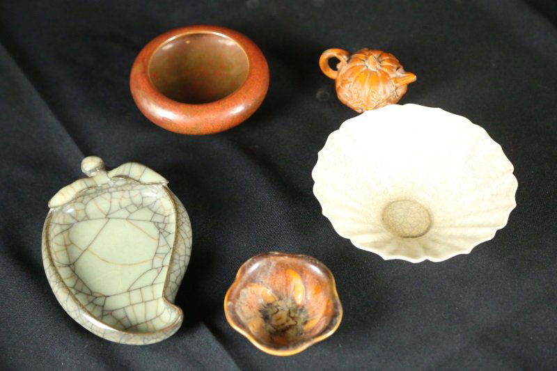 MIXED LOT OF FIVE CHINESE DECORATIVE PIECES (1 of 5)