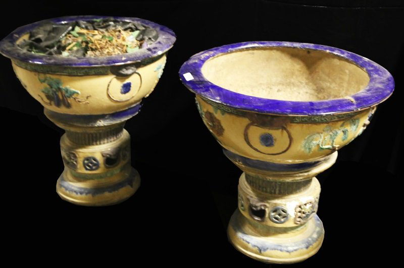 PAIR OF 19th CENTURY MONUMENTAL CHINESE POTS (1 of 7)