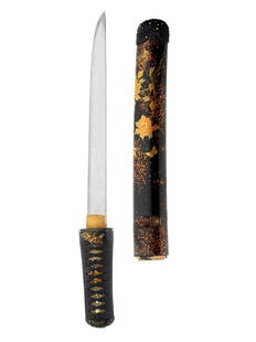 Japanese Samurai Tanto Sword. Estate of Carlo Monzino.: 110 Tanto Japan Gefaltet, gehaertet, poliert. Stahl. L 36,5 cm. Provenienz: Carlo Monzino (1931-1996), Castagnola. Klinge: ohne Gravur. Scheide: florales Dekor mit Schmetterlingen in verschiedenen Tec