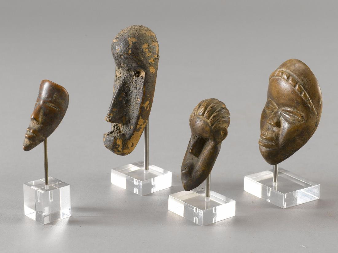 4 Miniaturmasken: 31 4 Miniaturmasken Cote d`Ivoire und Liberia H 4 cm bis 8 cm. Provenienz: - Sammlung P. Coray, Tessin (mit Sammlungsnummern). - Koller Auktionen, Zuerich (2012). - Schweizer Privatsammlung, Zuerich.
