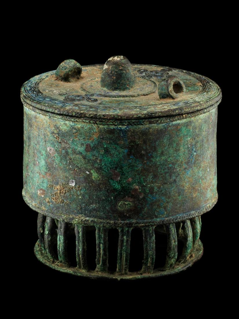 Deckelgefaess, "kuduo" (1 of 3)