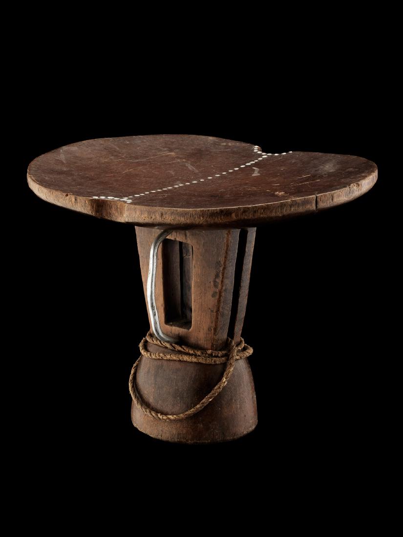 Nackenstuetze: 85 Nackenstuetze Bashada, Aethiopien H 17,5 cm. B 23,5 cm. Provenienz: Nachlass Rene David, Zuerich. Nackenstuetzen wurden benutzt, um im Schlaf kunstvoll geflochtene Frisuren zu schuetzten. Sie wurde