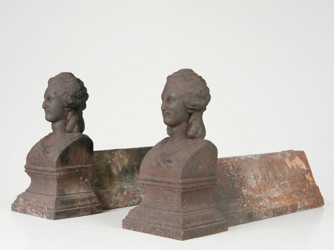 Kaminbock-Paar: 147 Kaminbock-Paar Gusseisen. H 19,5 cm. B 9,6 cm. L 33,5 cm. Provenienz: Nachlass Denise David, Zuerich. CHF 50 / 100 EUR 47 / 94