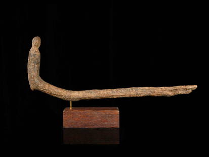 figürlicher Stab (TRIBAL ART): 4 figürlicher Stab (TRIBAL ART) Tellem, Mali Gesockelt (base included) Holz. L 37 cm. Provenienz: Nachlass Gottfried Honegger (1917-2016), Zürich. CHF 300 / 600 EUR 282 / 564