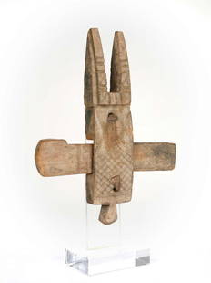 Türschloss (TRIBAL ART): 8 Türschloss (TRIBAL ART) Dogon, Mali Gesockelt (base included) Holz. H 32 cm. Provenienz: Nachlass Gottfried Honegger (1917-2016), Zürich. Anthropomorphes Schloss einer Reis- oder Getreidekorn-Spei