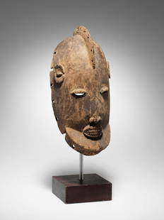 Maske, Kunstgewerbe (TRIBAL ART): 13 Maske, Kunstgewerbe (TRIBAL ART) Dogon, Mali Kunstgewerbe / pièce d'artisanat / handicraft Gesockelt (base included) Holz. H 32,5 cm. Provenienz: Rudolf und Leonore Blum, Zumikon. CHF 100 /