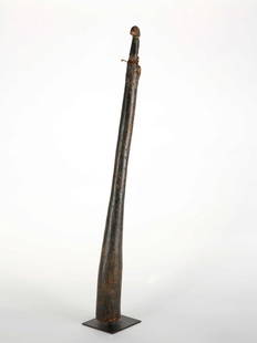 Querhorn (TRIBAL ART): 14 Querhorn (TRIBAL ART) Bamana, Mali Gesockelt (base included) Holz. H 64 cm. Provenienz: Nachlass Gottfried Honegger (1917-2016), Zürich. CHF 100 / 200 EUR 94 / 188