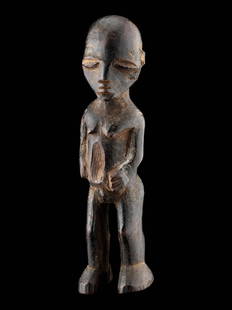 Figur, "bateba" (no reserve price): 19 Figur, "bateba" (no reserve price) Lobi, Burkina Faso Gesockelt (base included) Holz. H 13 cm. Provenienz: Nachlass René David (1928-2015), Zürich. bateba-Schreinfiguren der Lobi vereinten mensch