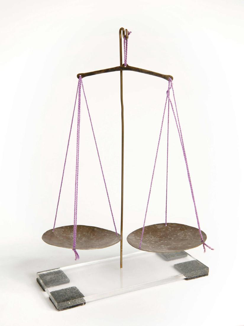 Goldstaub-Waage (no reserve price): 40 Goldstaub-Waage (no reserve price) Asante, Ghana Gesockelt (base included) Bronze. H 22 cm. B 15 cm. Provenienz: Nachlass Kurt Hösli-Brutschin (1928-2006), Basel. CHF 100 / 200 EUR 94 / 188