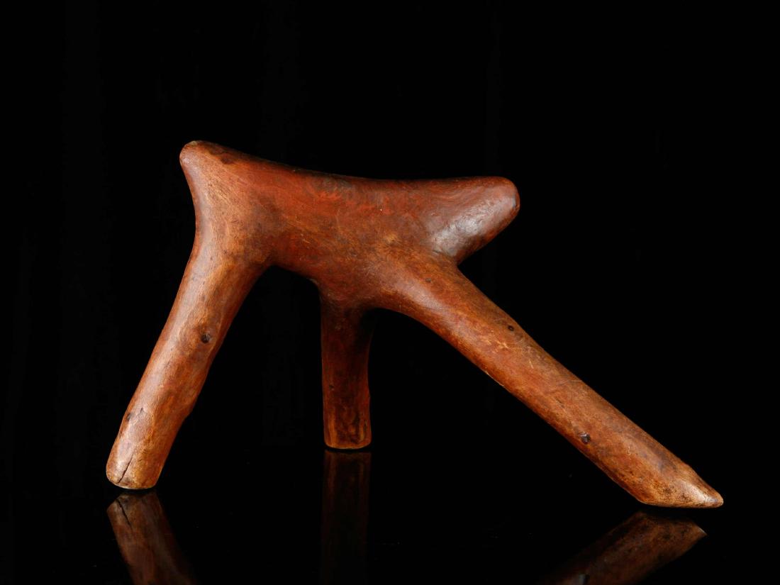 Nackenstütze (TRIBAL ART): 72 Nackenstütze (TRIBAL ART) Shilluk, Sudan Holz. H 19 cm. Provenienz: Nachlass Gottfried Honegger (1917-2016), Zürich. Nackenstützen dienten nebst der Grundfunktion auch dazu, aufwendig und kunstv